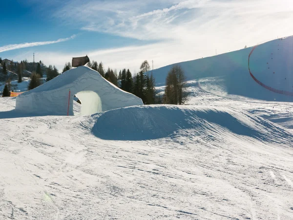 Fagyasztott alagút, a Dolomitok hegyei snowpark — Stock Fotó