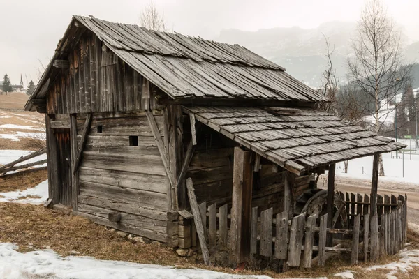 Terk edilmiş tarihi eski ahşap su değirmeni ev — Stok fotoğraf