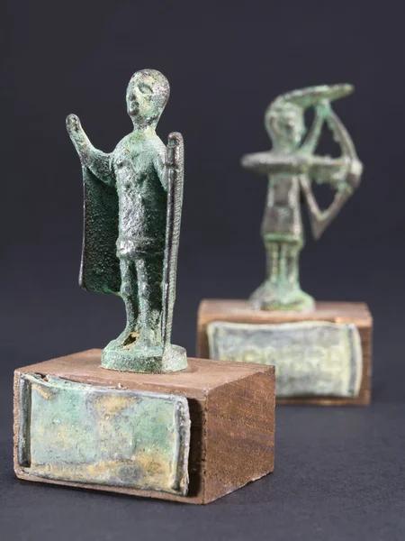 Bogenschütze Bronzestatuette und Häuptling beten mit Mantel und sti — Stockfoto