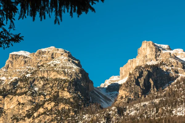 Vârful muntelui cu umbră, soare și cer — Fotografie, imagine de stoc