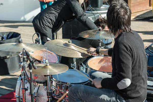 Baterista de pelo negro durante concierto al aire libre — Foto de Stock