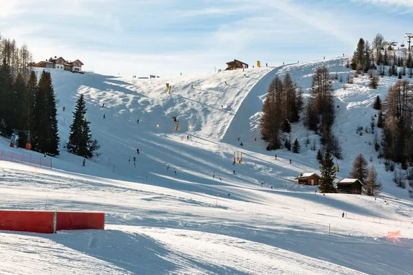 Pista da sci soleggiata presso la stazione sciistica — Foto Stock