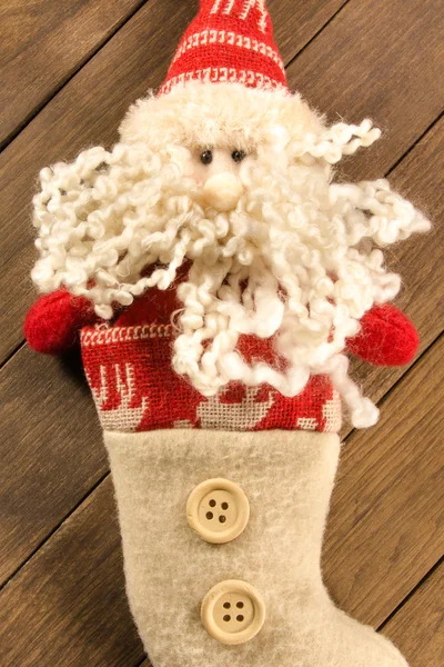 Chaussette Père Noël avec deux boutons, décoration de Noël sur boisé Photo De Stock
