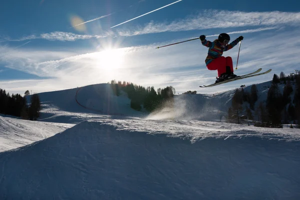 Pouco esquiador executa salto na neve — Fotografia de Stock