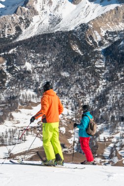 kayakçı renkli giysi ve kayak için bekleyen kask