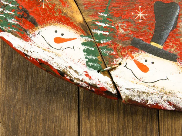 Closeup ξύλινη διακόσμηση: αστέρι και χιονάνθρωπος με κορυφαίο καπέλο — Φωτογραφία Αρχείου