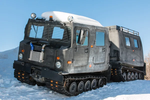 Ledade militära spårade last fordonet på snö — Stockfoto