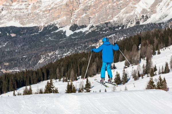 Стрибок на лижах у гірському сніжному парку — стокове фото