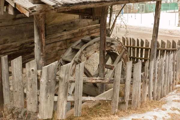 被遗弃的历史旧木水磨坊房子 — 图库照片