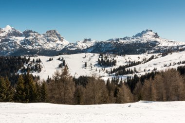 Gölge, güneş ve gökyüzü ile dağ tepe