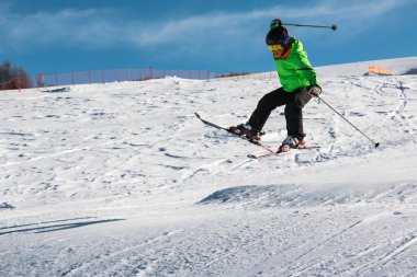 Küçük kayakçı atlama karda gerçekleştirir.