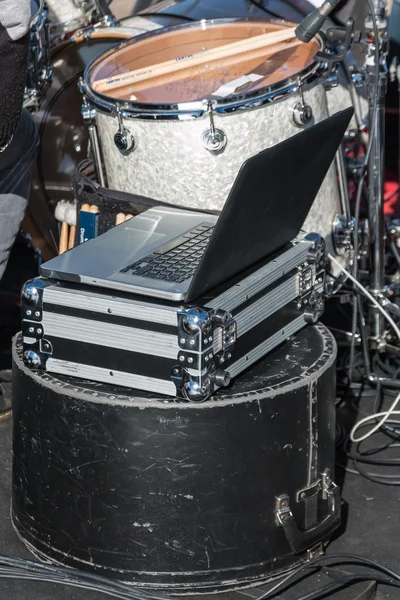 Notebook pc sobre caixa de metal e caixas de proteção de tambor preto — Fotografia de Stock