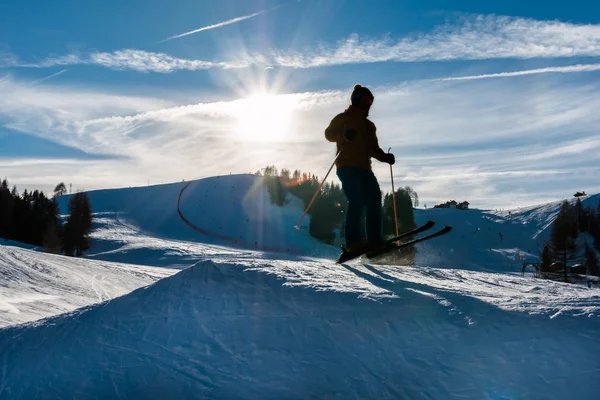 Freestyle ski jump in mountain snow park, silhouette — Stock Photo, Image