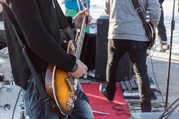 Guitarrista tocando la guitarra eléctrica en un concierto — Foto de Stock