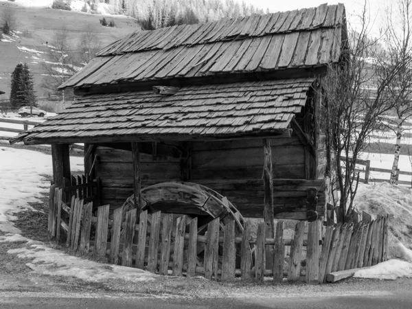 被遗弃的历史旧木水磨坊房子 — 图库照片