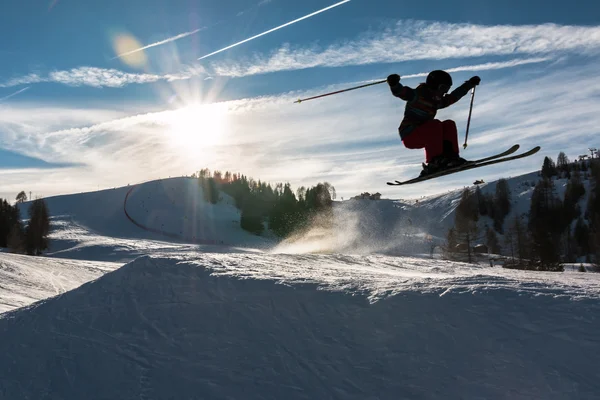 Malý lyžař provádí skok ve sněhu — Stock fotografie