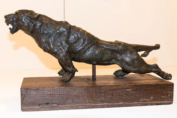 Niebezpieczne Panther Brązowa statuetka — Zdjęcie stockowe