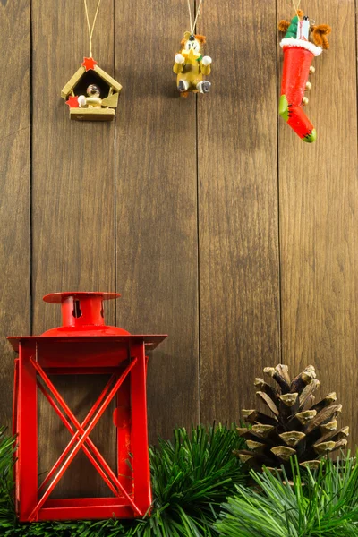 圣诞装饰红色烛台和棕色松果上 — 图库照片