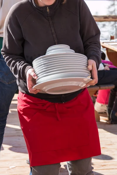 Garson holding tabağın yığını, dishware