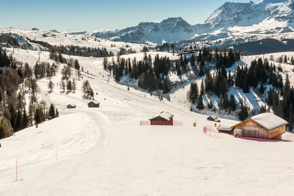 Pârtie de schi însorită la stațiunea de schi — Fotografie de stoc gratuită