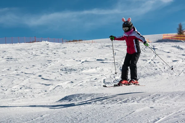 Kleine skiër voert sprong in de sneeuw — Stockfoto