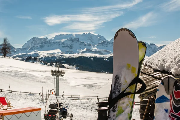 Esquí, ascensor estructura de la silla, moto de nieve y montañas — Foto de Stock