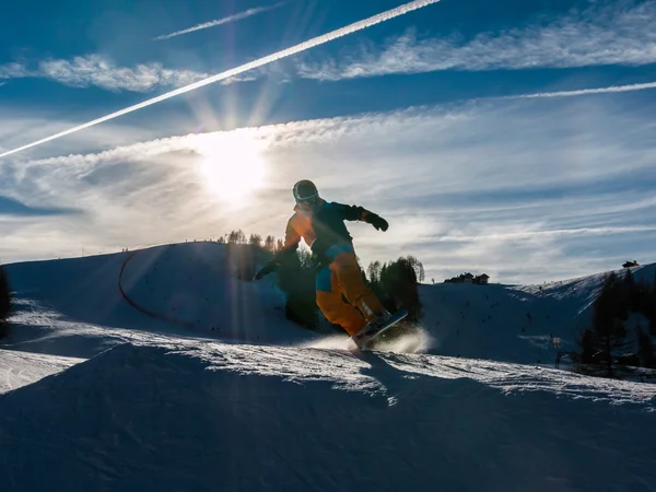 Snowboarder estilo livre com capacete no parque de neve, silhueta — Fotografia de Stock