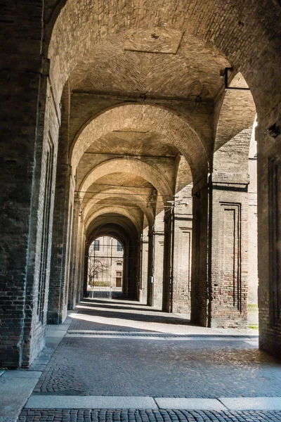 Podloubí, sloupy, nádvoří a dlažba v paláci Pilott — Stock fotografie