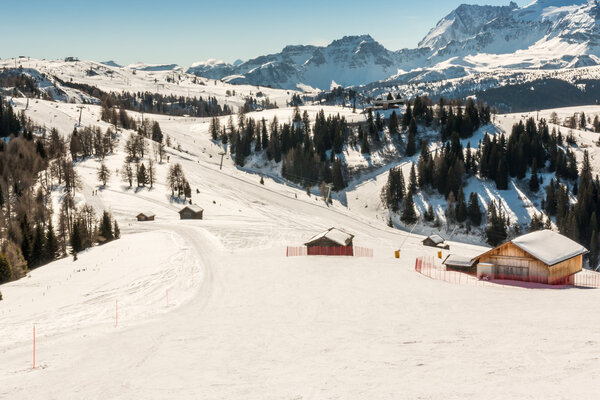 Sunny Ski Slope at ski resort — Stock Image Sunny Ski Slope at ski resort — Stock Photo, Image