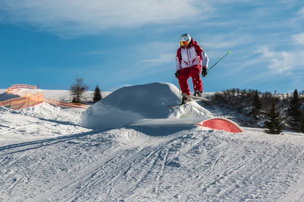 Salto de esquí freestyle en el parque de nieve de montaña —  Fotos de Stock