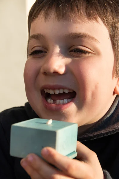 Молодий хлопець показує свій перший зниклий зуб — стокове фото