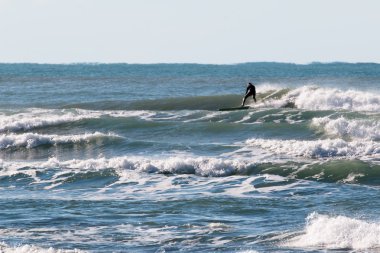 sörfçü siyah wetsuit dalga sürme