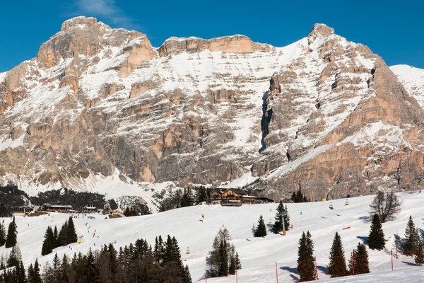 Berggipfel mit Schatten, Sonne, Himmel und Skilift — kostenloses Stockfoto