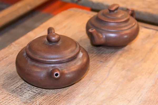 Dois bules marrons tradicionais na tabela de madeira — Fotografia de Stock