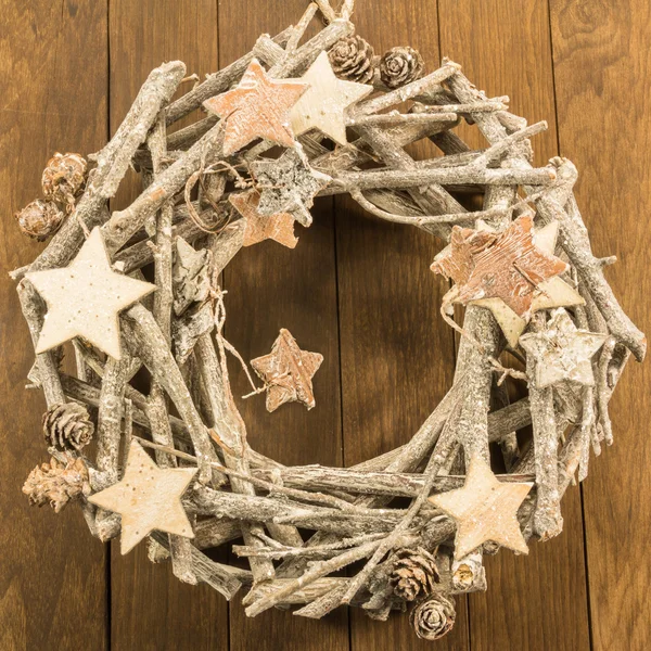 Noel dekorasyon twigs, kahverengi çam kozalağı ve ahşap yıldız — Stok fotoğraf