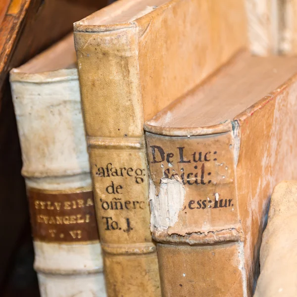 Tres viejos libros antiguos — Foto de Stock