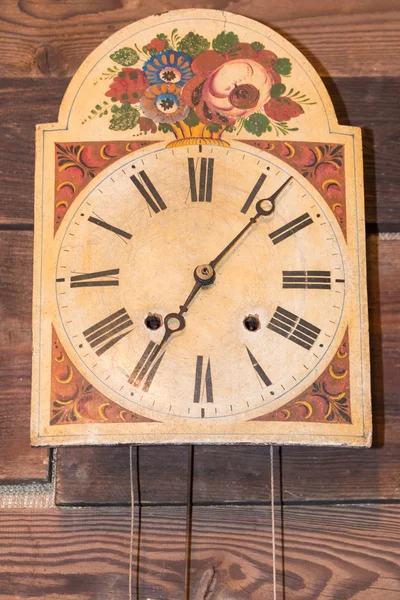 Урожай кухні годинник з римські цифри, повішений на дерев'яні фонової м — стокове фото
