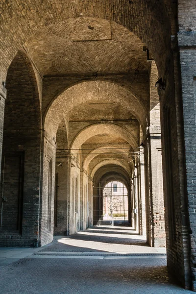 Podloubí, sloupy, nádvoří a dlažba v paláci Pilott — Stock fotografie