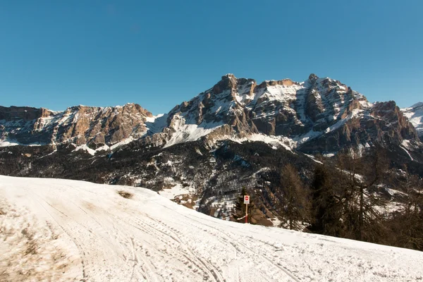 Pico de montaña con sombra, sol y cielo — Foto de stock gratuita