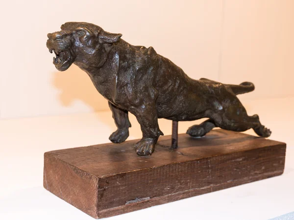 Niebezpieczne Panther Brązowa statuetka — Zdjęcie stockowe