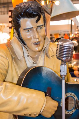 Elvis Presley plastik heykel mavi gitar gümüş bir mikrofon ile