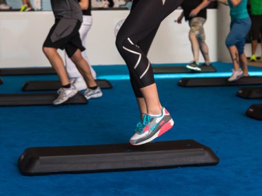 Kadın bacakları, adım Platform yakın çekim