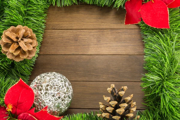 Рождественское украшение с серебряной безделушкой и пуансецией на дереве — стоковое фото