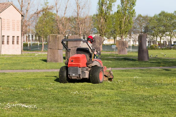 Ridutrustning gräsmatta med operatör — Stockfoto