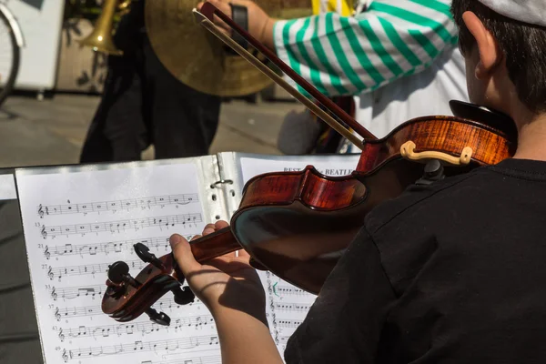 Petit violoniste avec chapeau blanc pendant le concert en plein air — Photo