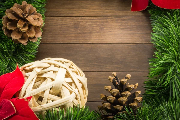 Decoração de Natal com bola de vime, cones de pinho e poinsettia — Fotografia de Stock