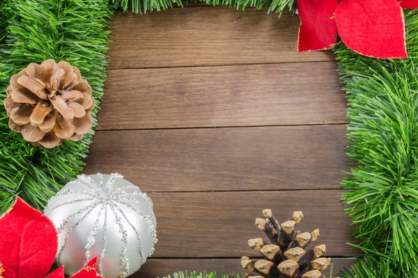 Décoration de Noël avec boule d'argent et poinsettia sur bois — Photo