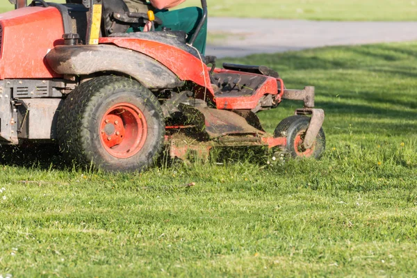 Paardrijden gazon uitrusting met bedieningspersoneel — Stockfoto