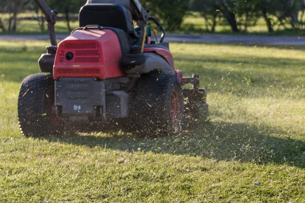 Paardrijden gazon uitrusting met bedieningspersoneel — Stockfoto