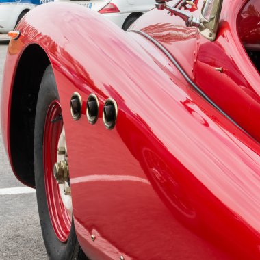 Yan egzoz boru kırmızı Vintage arabadan çıkıyor